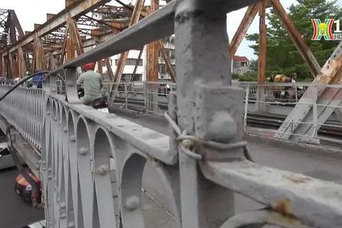 Cầu Long Biên lộn xộn từ chân cầu đến trên cầu