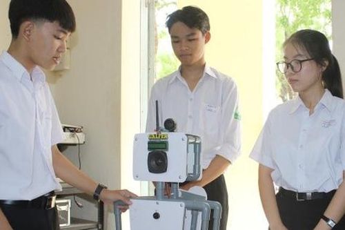 3 học sinh chế tạo robot cho người khuyết tật và mong muốn được nhân rộng