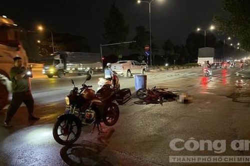 Xe máy va chạm taxi tại giao lộ, một người tử vong