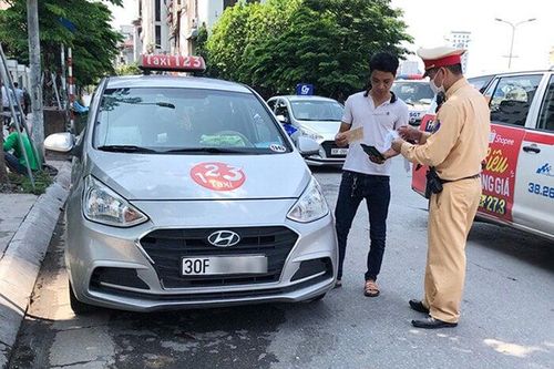 Dừng, đỗ ô tô không có tín hiệu báo bị xử phạt bao nhiêu tiền?