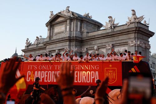 Biển người xuống phố thâu đêm mừng Tây Ban Nha vô địch EURO 2024