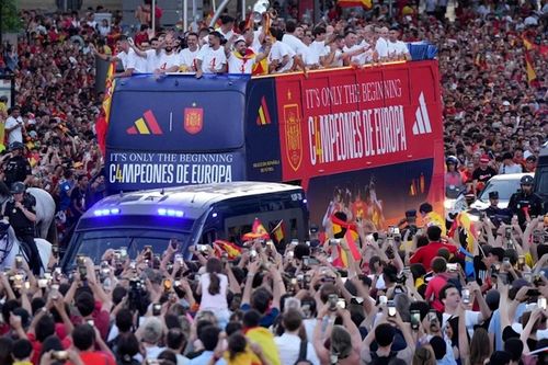 Biển người xuống phố mừng chức vô địch Euro 2024 của tuyển Tây Ban Nha