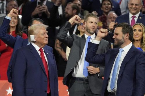 Ông Trump lần đầu xuất hiện với một bên tai băng bó sau vụ ám sát hụt