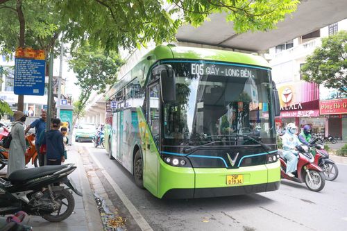 Nhiều người 'nghiện' đi xe buýt điện, nói không với mùi xăng dầu, tiếng ồn