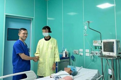 Hà Nội: Ong mật bay vào nhà đốt bé gái nguy kịch