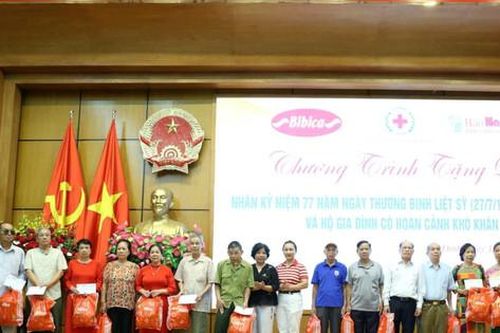 Báo Hànôịmới trao 25 triệu đồng cho người có công và người có hoàn cảnh khó khăn tại quận Ba Đình