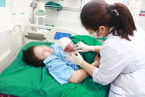 Sản phụ 23 tuổi ở Quảng Ninh đẻ rơi con ngay trên xe taxi may mắn 'mẹ tròn con vuông'