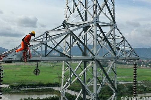 'Người nhện' treo mình giữa không trung kéo đường dây 500kV mạch 3