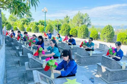 Nghìn đóa sen hồng dâng mộ liệt sĩ