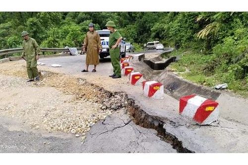 Sụt lún nghiêm trọng trên quốc lộ ở miền núi Nghệ An
