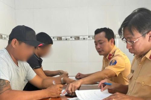 TPHCM phạt tài xế dừng xe giữa đường, dùng tuýp sắt để 'nói chuyện'