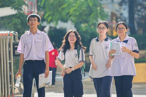 Tặng sách các tân thủ khoa đại học
