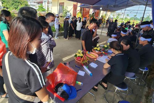 Bà nội ngã quỵ khi nhận thi thể con cháu vụ tai nạn ở Hoài Đức