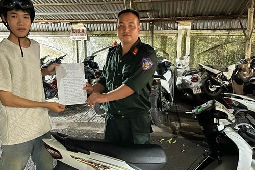Nam thanh niên ở Ba Vì bất ngờ nhận lại xe máy vừa mất buổi sáng