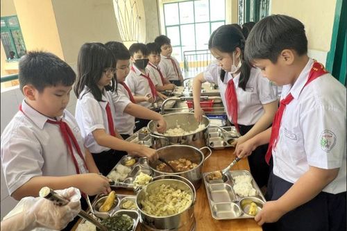Nỗi lo bữa ăn học đường
