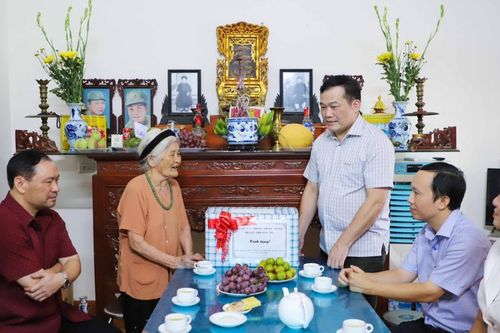 Lãnh đạo huyện Thường Tín thăm, tặng quà gia đình chính sách nhân dịp 27/7