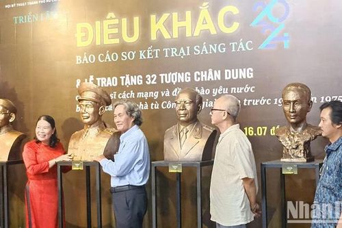 Trao tặng 32 tượng chân dung chiến sĩ cách mạng cho Bảo tàng Côn Đảo