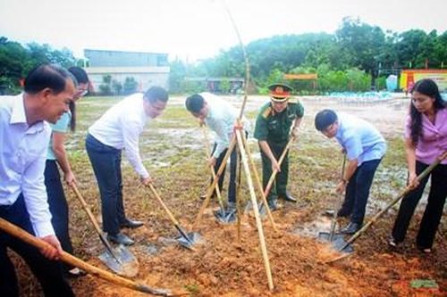 Cán bộ, chiến sĩ Trung đoàn 98 chung tay cùng nhân dân huyện Đoan Hùng xây dựng nông thôn mới