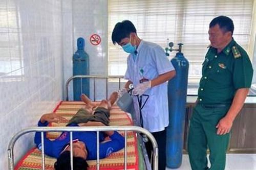 Tiếp nhận, chăm sóc y tế 5 ngư dân bị nạn trên vùng biển Côn Đảo