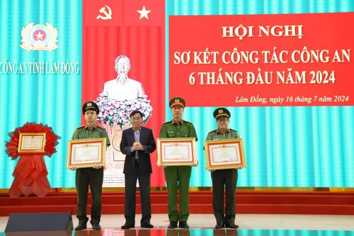 Khen thưởng Nhiều tập thể và cá nhân thuộc Công an tỉnh Lâm Đồng