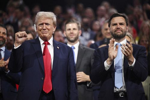 Ông Trump xuất hiện sau vụ ám sát hụt
