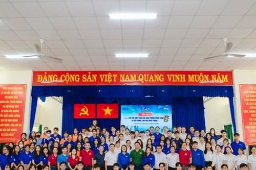 'Sinh viên với việc tham gia giao thông công cộng và xây dựng văn hóa giao thông'