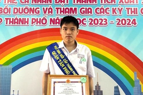 Thủ khoa toàn quốc khối A1 là học sinh giỏi nhiều năm liền của quận Tân Phú, TPHCM