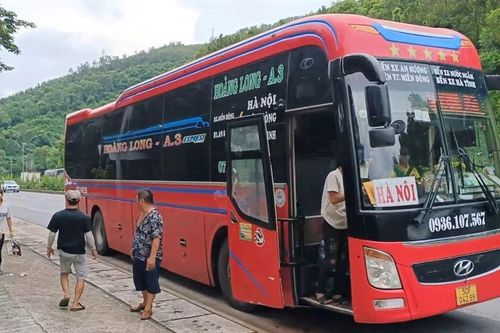 Công an Đà Nẵng hỗ trợ gia đình đi bộ về quê do bị quỵt lương ở Bình Dương