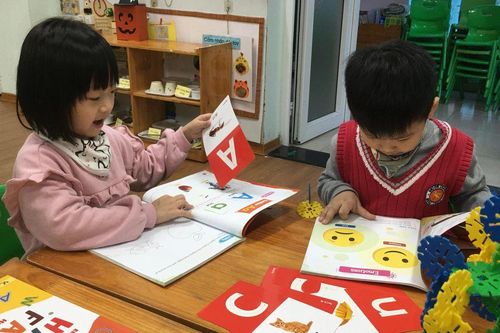 Chơi mà học giúp trẻ hứng thú với tiếng Anh