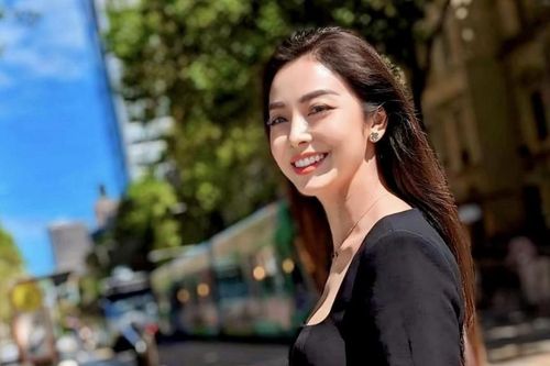Hoa hậu Jennifer Phạm mặc gì khi đi chơi?