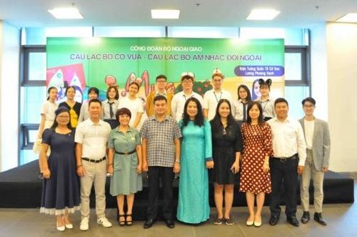 Bồi dưỡng tình yêu ngành, yêu nghề và gắn bó với cha mẹ của con em ngành Ngoại giao