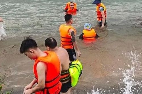 Người dân bất chấp nguy hiểm tắm sông Đà mặc thủy điện Hòa Bình xả lũ