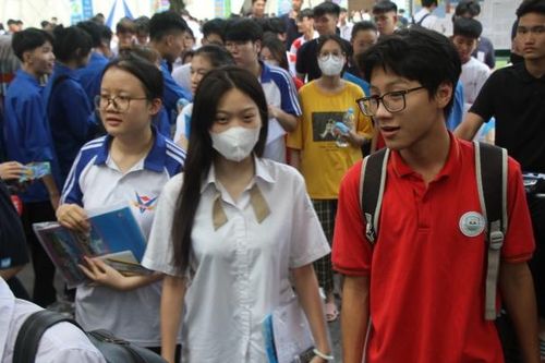 Phổ điểm tất cả các môn thi tốt nghiệp: Mưa điểm 10 ở các môn Địa lý, Lịch sử, Hóa học
