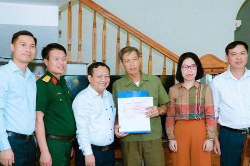 Lãnh đạo tỉnh Lào Cai thăm, tặng quà gia đình người có công tại huyện Mường Khương