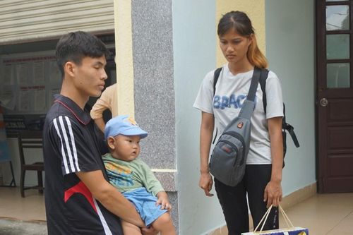 Công an Đà Nẵng hỗ trợ gia đình cháu nhỏ phải đi bộ từ Bình Dương về Tuyên Quang