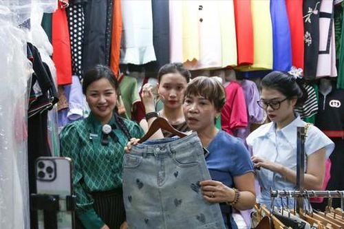 Tiểu thương chật vật livestream bán hàng