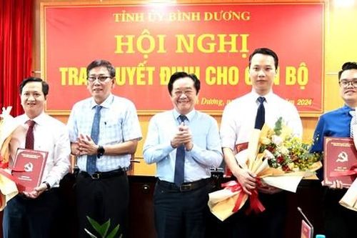 Tỉnh ủy Bình Dương trao quyết định về công tác cán bộ