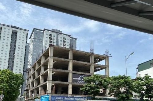 Cận cảnh cao ốc trơ khung hoen gỉ trên 'đất vàng' sau khi di dời nhà máy may Thăng Long