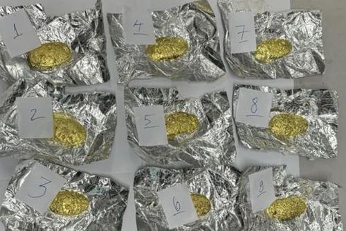 Buộc hơn 1 kg vàng vào người rồi nhập cảnh vào Việt Nam
