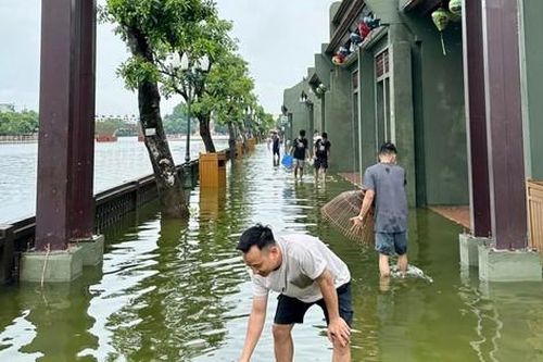 Du khách đổ xô đến phố cổ Hoa Lư... bắt cá