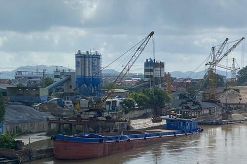 Phản hồi: Bến lậu, bãi vật liệu trái phép băm nát bờ sông - Chậm xử lý do đâu?