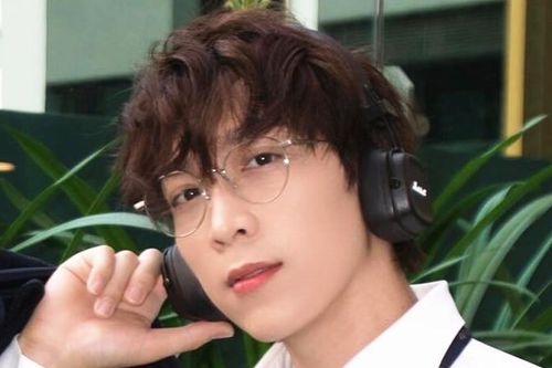 'Tôi nằm viện các fan không yên tâm liền thuê 1 cô điều dưỡng theo chăm sóc'