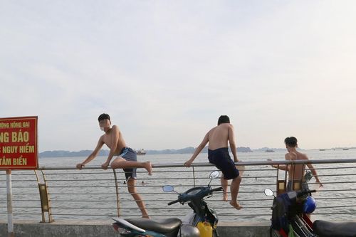 Thót tim cảnh người dân 'vượt biển cấm' trèo rào xuống tắm vịnh Hạ Long