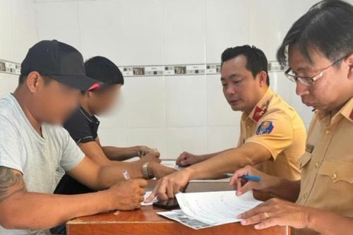 Xử lý tài xế dừng xe giữa đường, cầm tuýp sắt để giải quyết mâu thuẫn