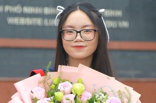 Nữ sinh 'gây sốt' khi ẵm trọn ngôi vị thủ khoa kép khối C và toàn quốc