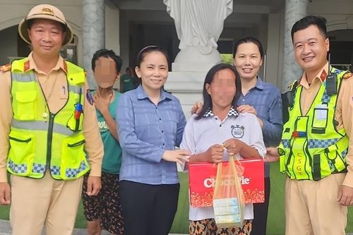 Phát hiện người phụ nữ tâm lý bất thường đi lạc trên cao tốc