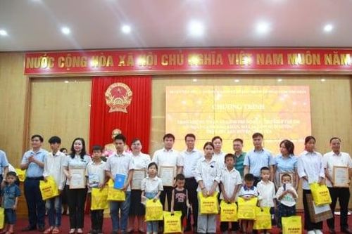 Đỡ đầu cho 45 em nhỏ có hoàn cảnh khó khăn tại huyện Tiên Yên - Quảng Ninh