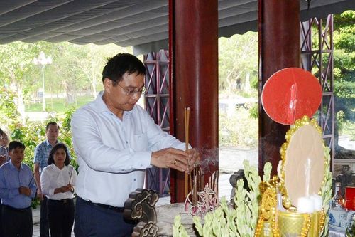 Bộ trưởng Bộ GTVT Nguyễn Văn Thắng dâng hương tưởng niệm, tri ân các anh hùng liệt sĩ tại Truông Bồn, Nghệ An