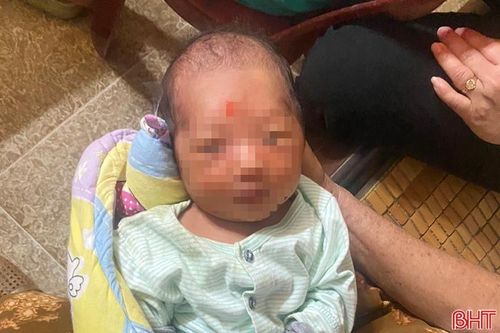 Tìm cha mẹ đẻ của bé trai bị bỏ rơi trước cổng nhà dân ở Hương Khê