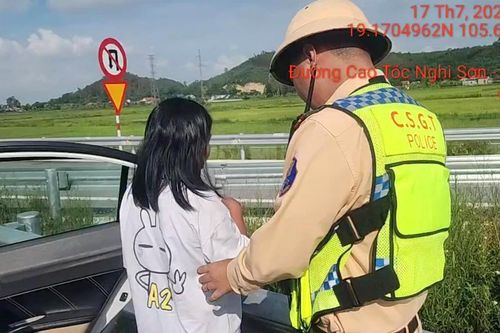 Cảnh sát giao thông đưa một người phụ nữ tâm thần về nơi an toàn